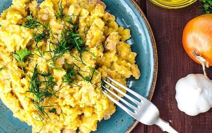 Scrambled eggs with goat cheese and dill_image